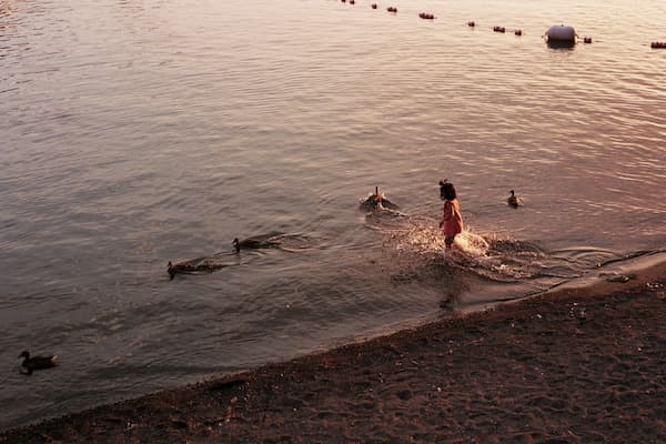girlWithDucks